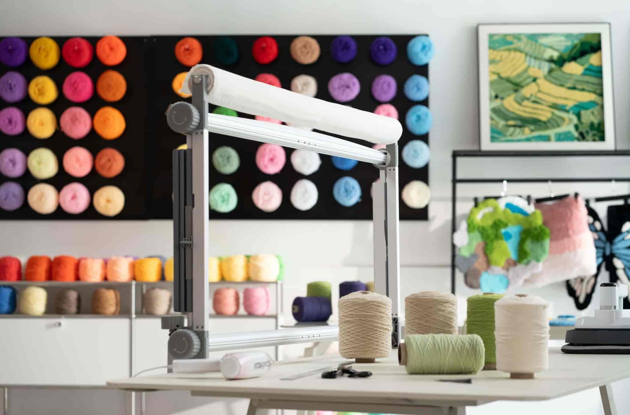 Tufting workshop with yarn display and machine