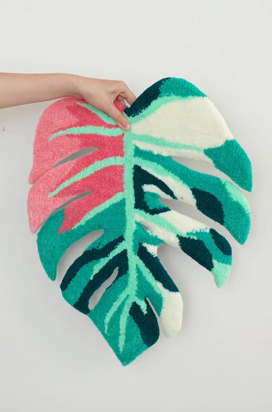 🍵Monstera has a way of slowing everything down.
